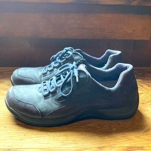 CLARKS Springers Leather Walking Shoes casual sport shoes.  Navy Blue. Size 8M.